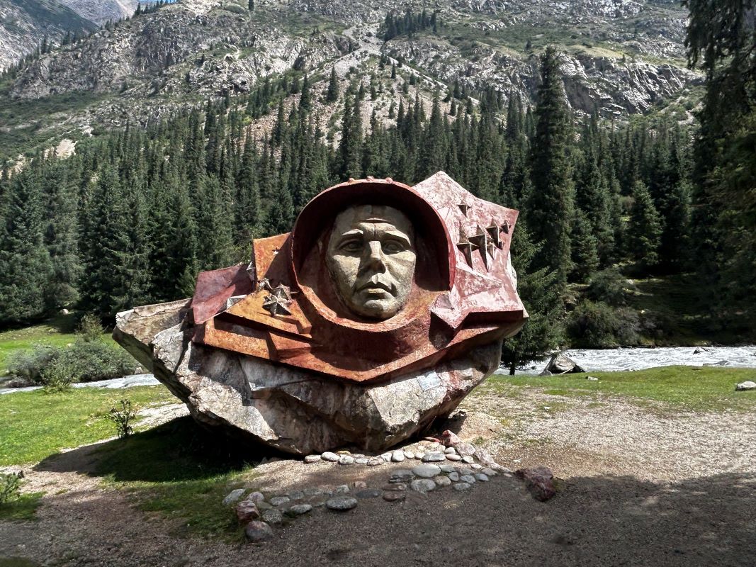 photo of yriy gagarin monument