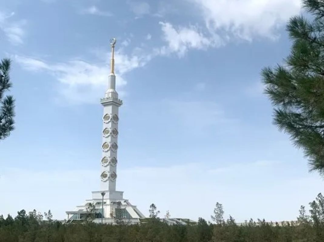 photo of The Monument to the Constitution. Turkmenistan