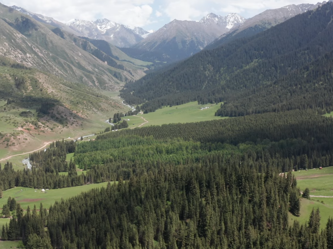 Viaje a la garganta de Jetu Oguz, Kirguistán. Viajes y excursiones al lago Issyk Kul con la vida nómada.