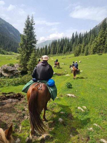 horse back tour, travel in Issyk kul with Nomads Life